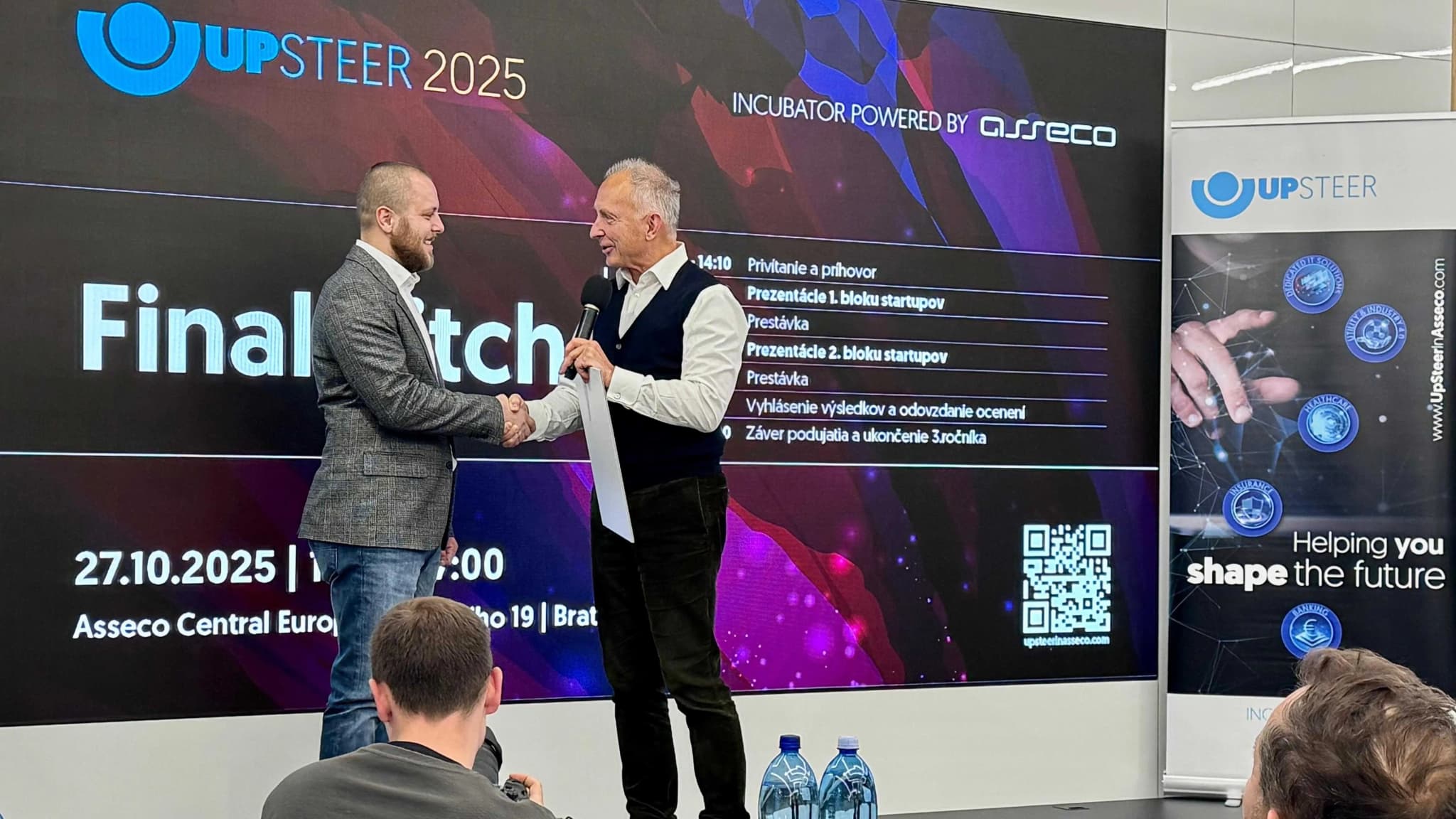 OWASmoot founder shaking hands with Expandi 4.0 representative